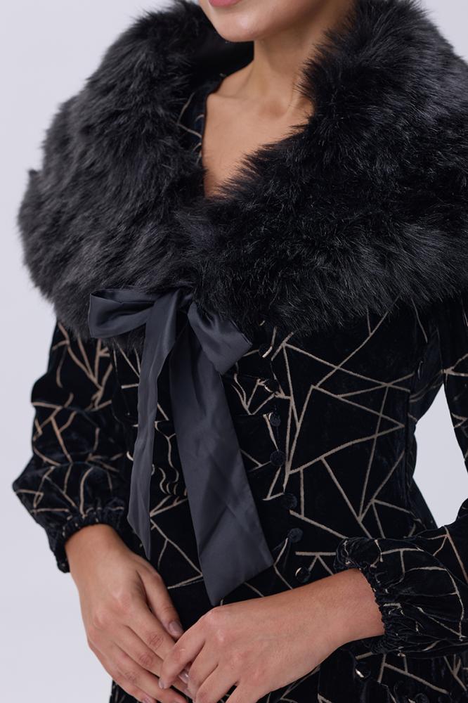 شال أسود بفرو ناعم وربطة ساتان