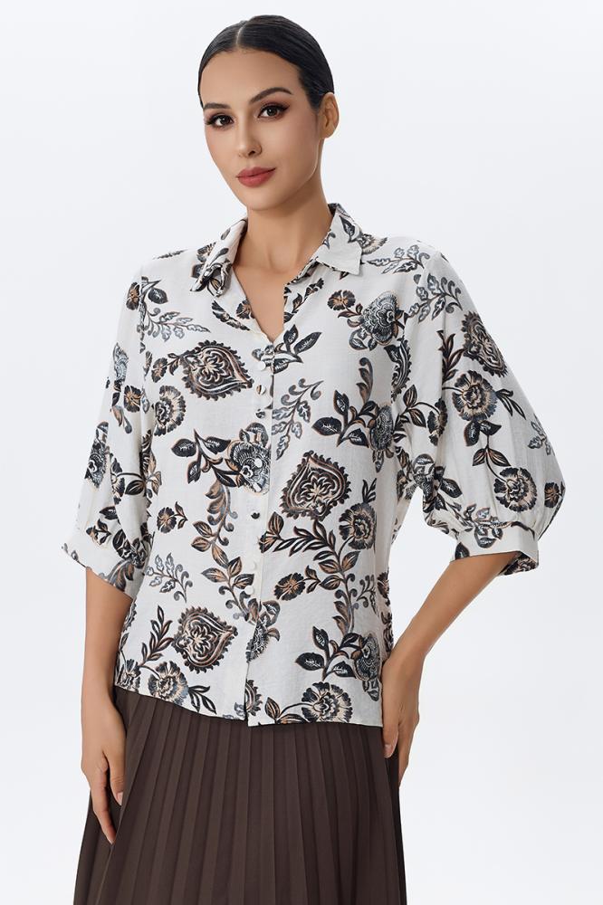 بلوزة بطبعة زخرفية أنيقة