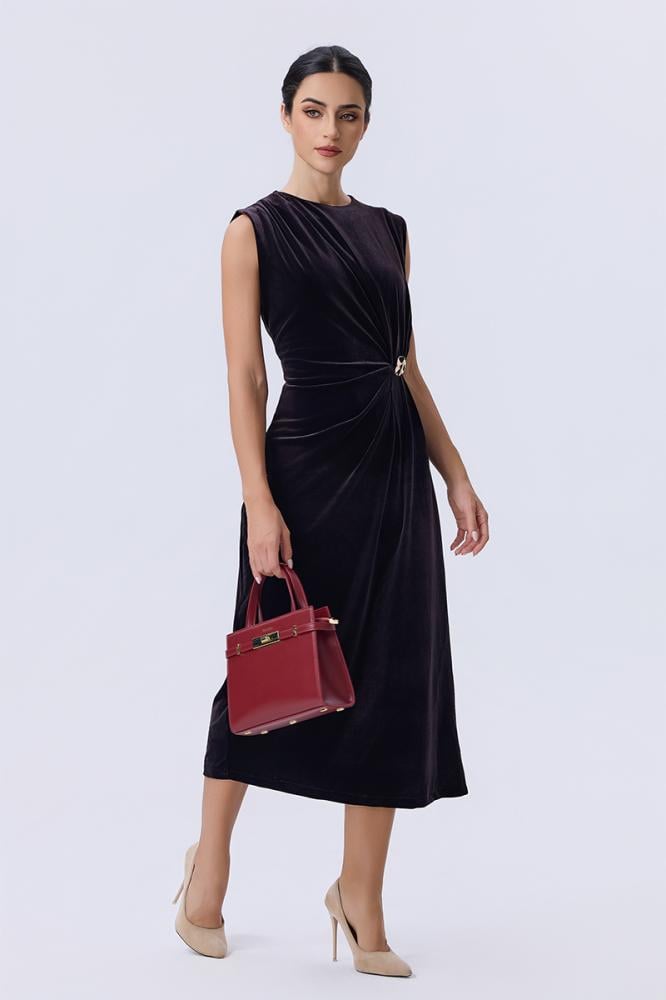 فستان مخملي بني باكسسوار معدني