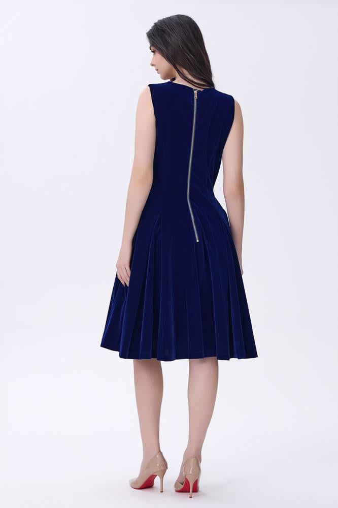 فستان كحلي مخملي بدون أكمام بأزرار ذهبية مزدوجة