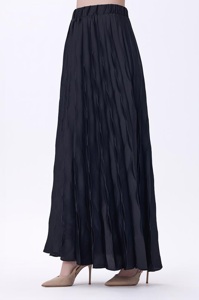 تنورة سوداء بتصميم مجعّد انسيابي