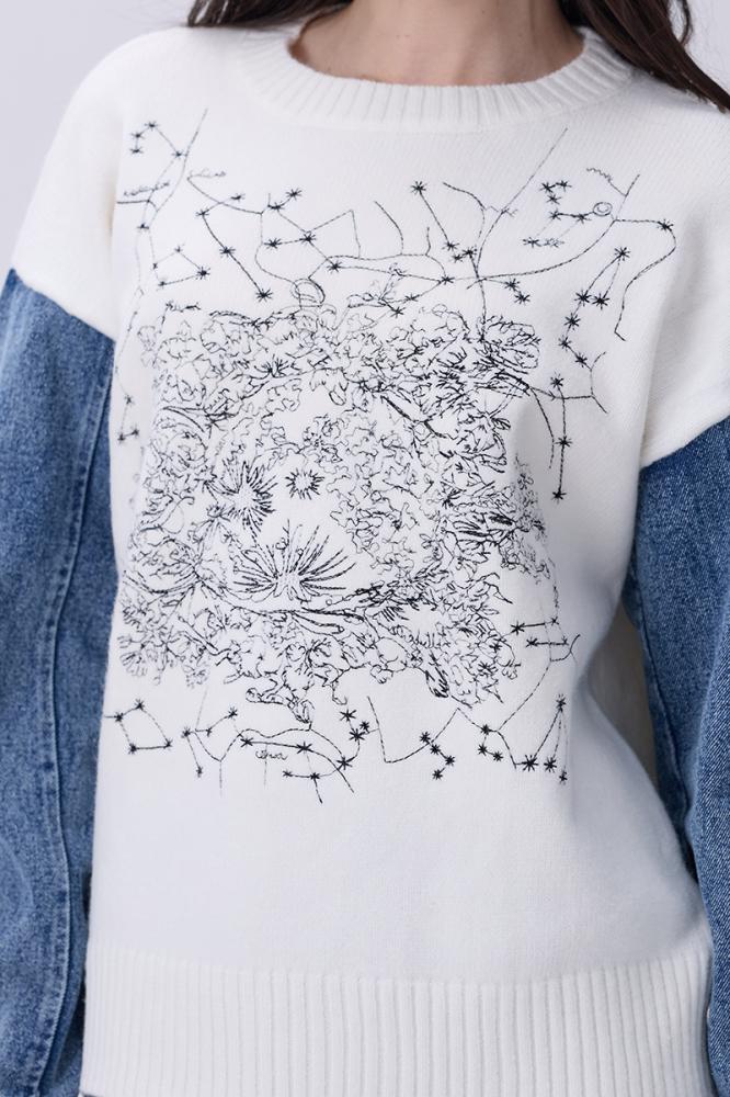 بلوزة شتوية بيضاء بأكمام دنيم وتطريز أسود