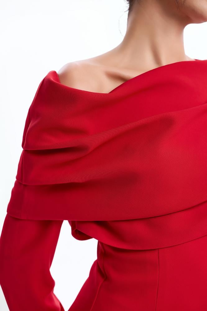 فستان أحمر طويل بليسيه