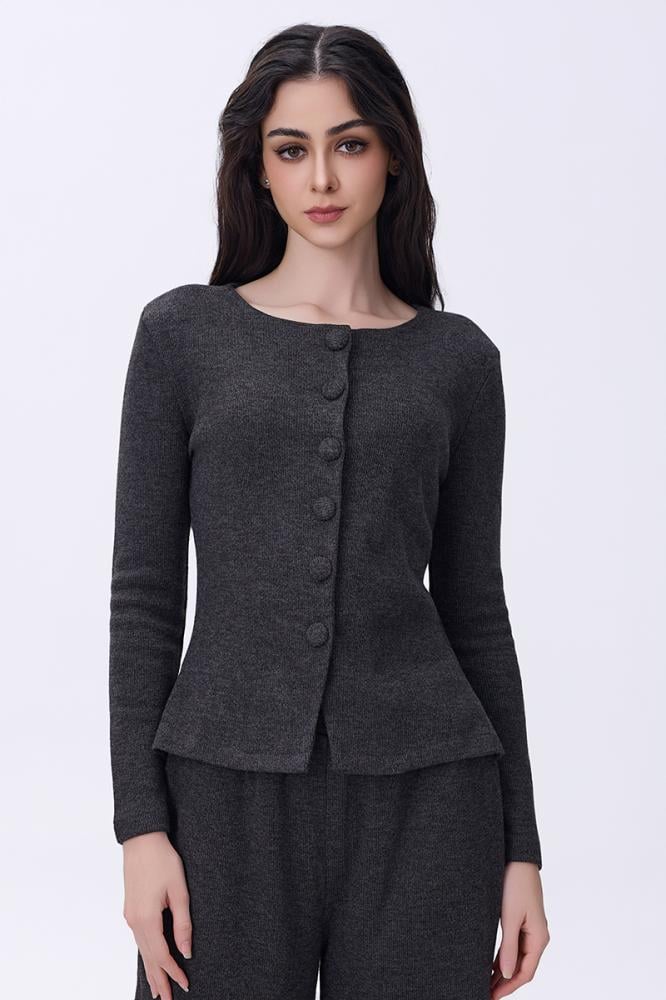 طقم رمادي أنيق بقصة كلاسيكية