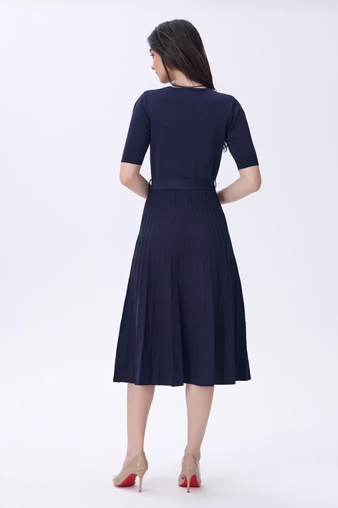 فستان أزرق غامق بكريستالات أنيقة وربطة خصر