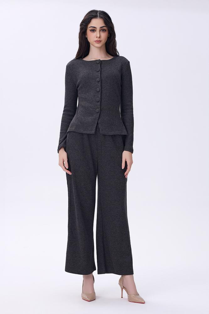 طقم رمادي أنيق بقصة كلاسيكية