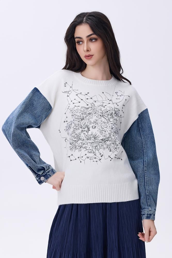 بلوزة شتوية بيضاء بأكمام دنيم وتطريز أسود