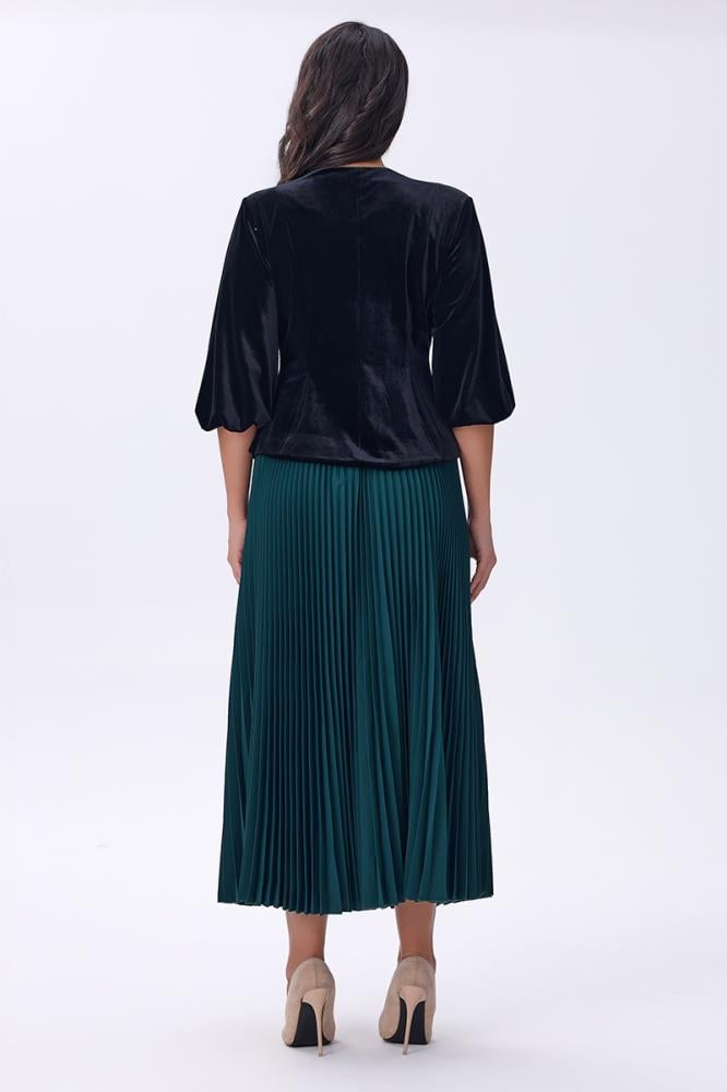 بلوزة مخملية سوداء بأزرار فاخرة