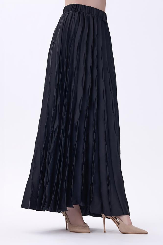 تنورة سوداء بتصميم مجعّد انسيابي