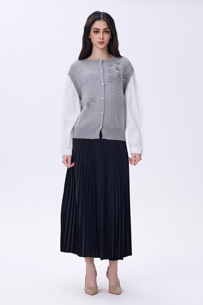 بلوزة رمادية وأكمام بيضاء بتطريز لؤلؤ وزهور ناعمة