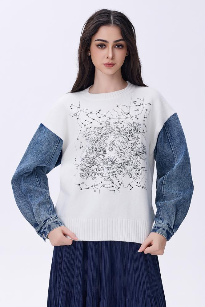 بلوزة شتوية بيضاء بأكمام دنيم وتطريز أسود