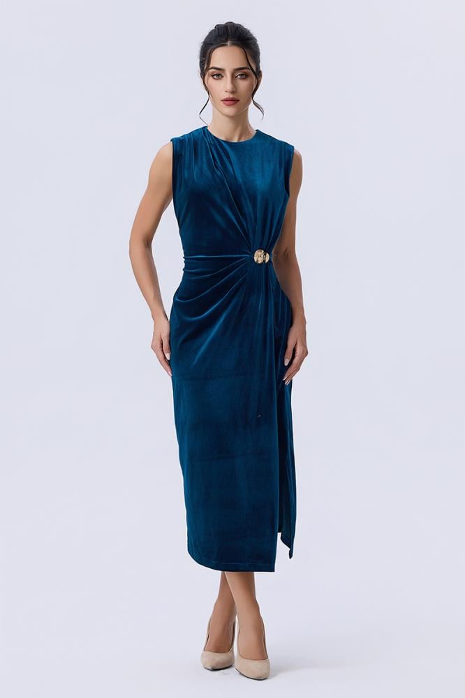 فستان مخملي أزرق باكسسوار معدني