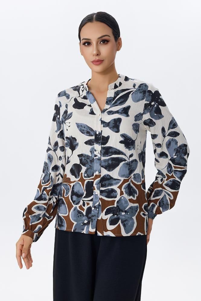 بلوزة بطبعة الورد الأزرق