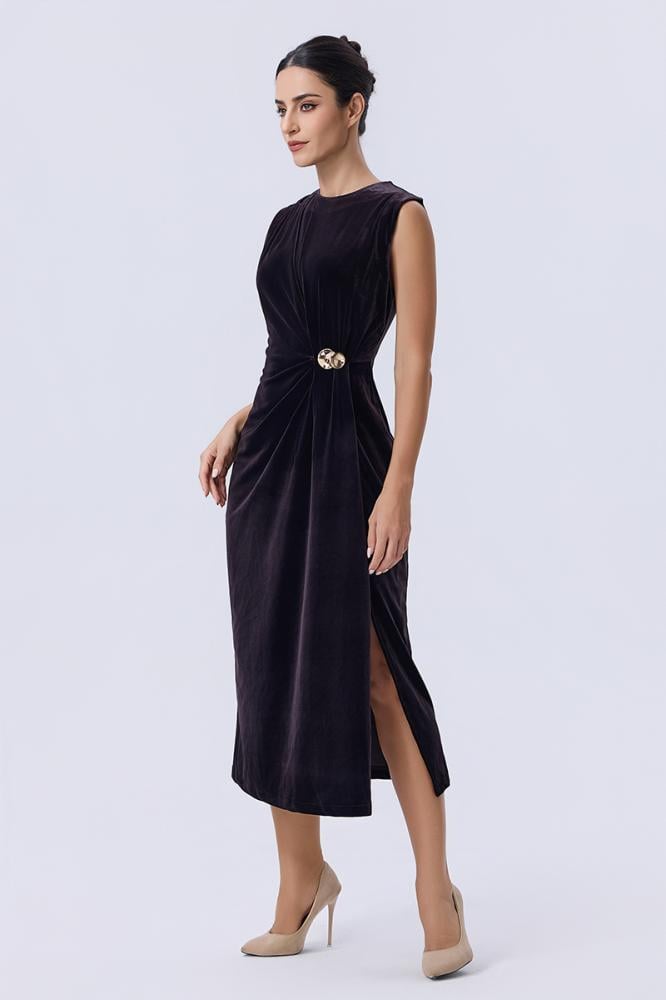 فستان مخملي بني باكسسوار معدني