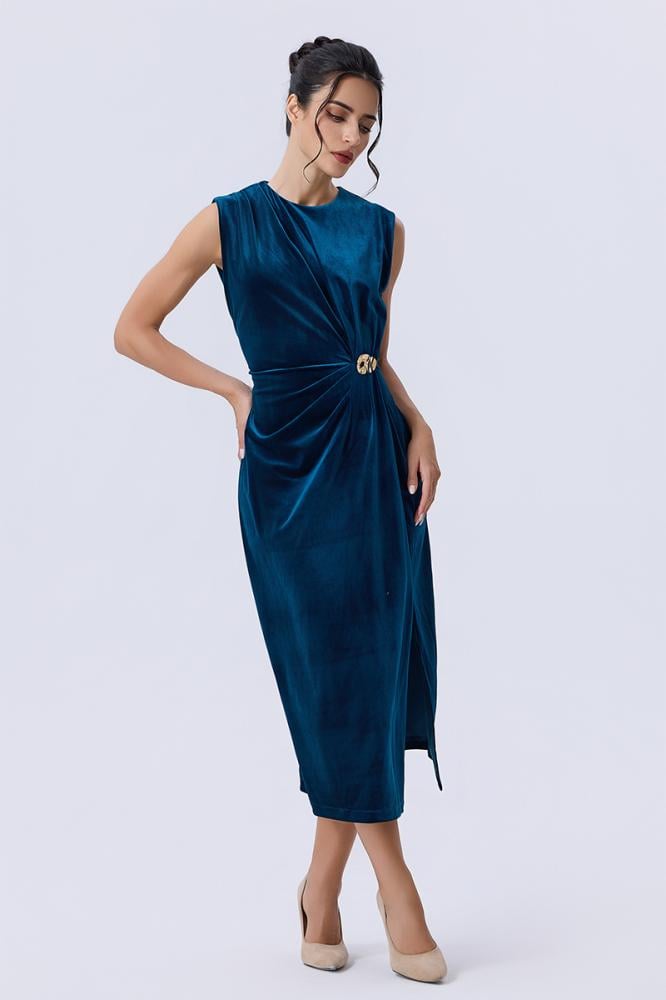 فستان مخملي أزرق باكسسوار معدني