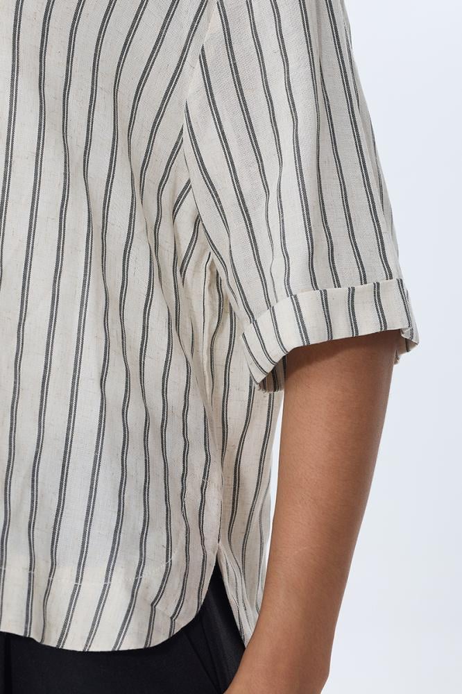 بلوزة مخططة بياقة كلاسيكية وأكمام قصيرة