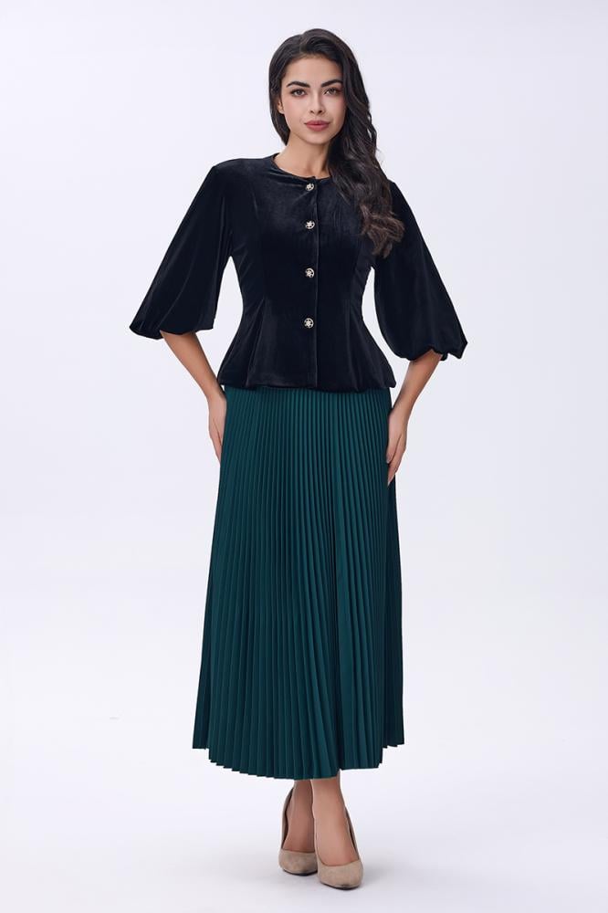 بلوزة مخملية سوداء بأزرار فاخرة