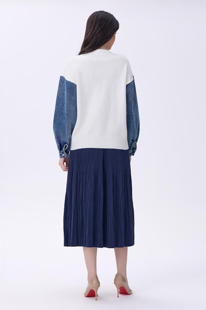 بلوزة شتوية بيضاء بأكمام دنيم وتطريز أسود