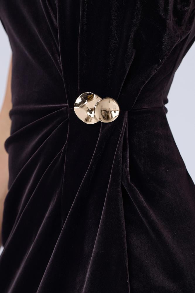 فستان مخملي بني باكسسوار معدني