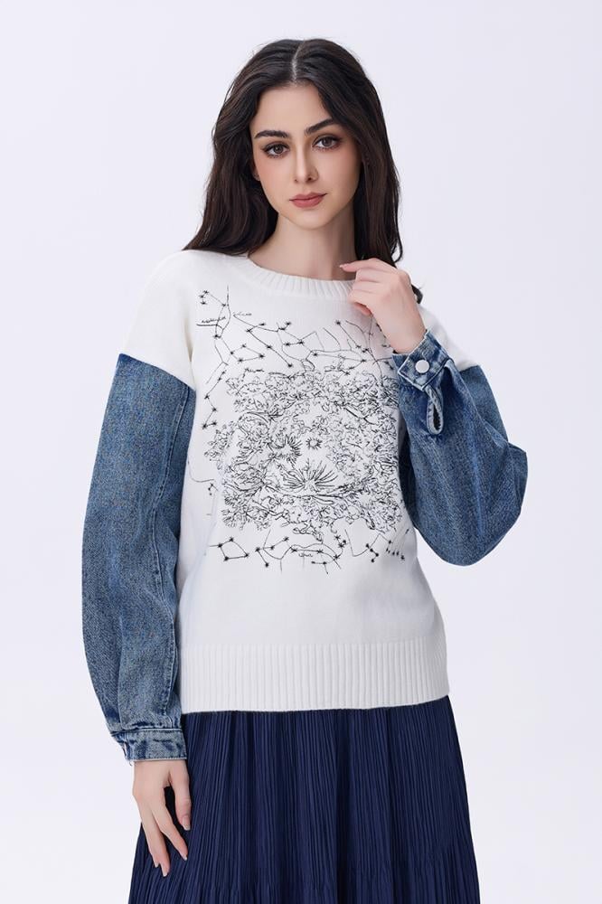 بلوزة شتوية بيضاء بأكمام دنيم وتطريز أسود