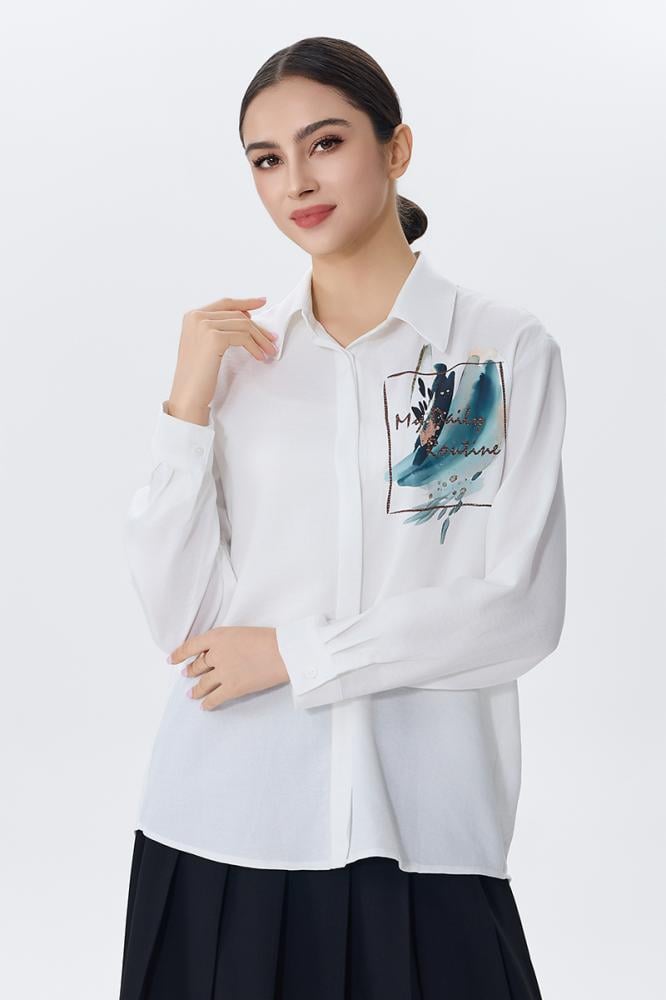 بلوزة بيضاء بجيـب مطبوع