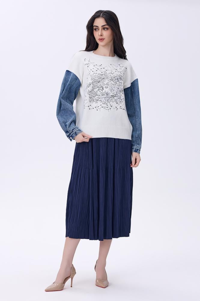 بلوزة شتوية بيضاء بأكمام دنيم وتطريز أسود