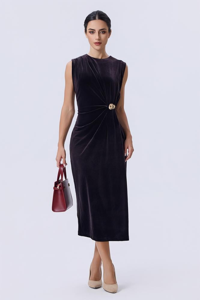 فستان مخملي بني باكسسوار معدني