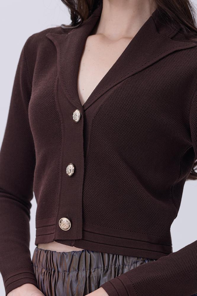 بلوزة بنيه قصيرة بياقة عريضة وأزرار لؤلؤية