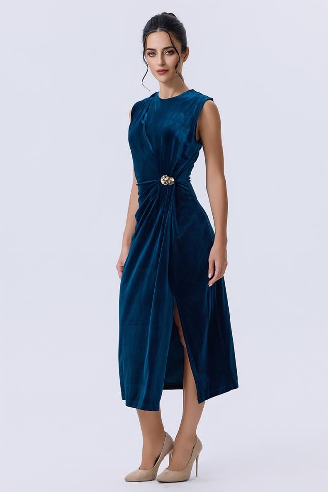 فستان مخملي أزرق باكسسوار معدني