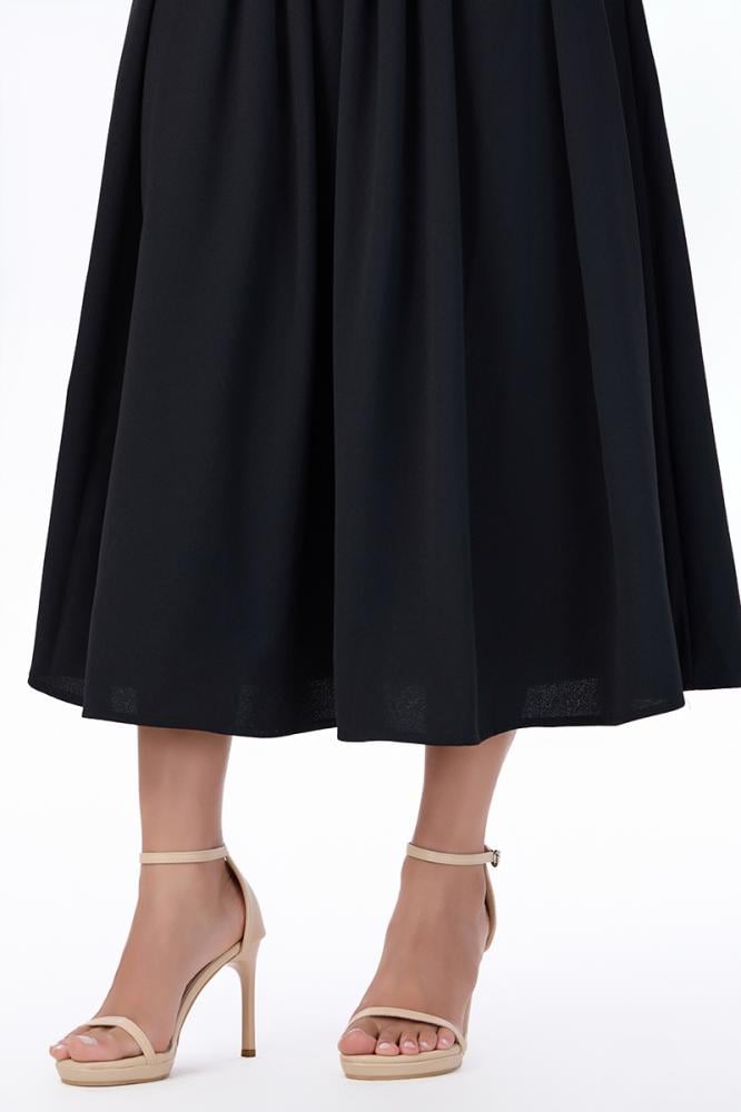 تنورة أسود بكسرات عريضة