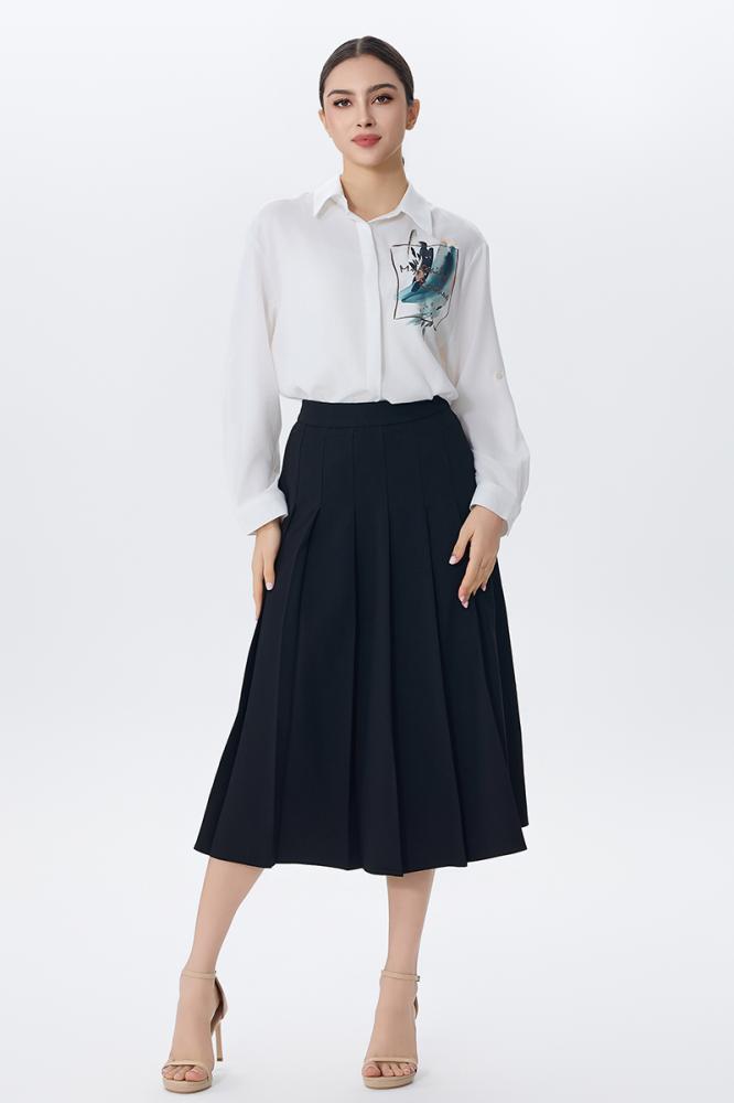 بلوزة بيضاء بجيـب مطبوع