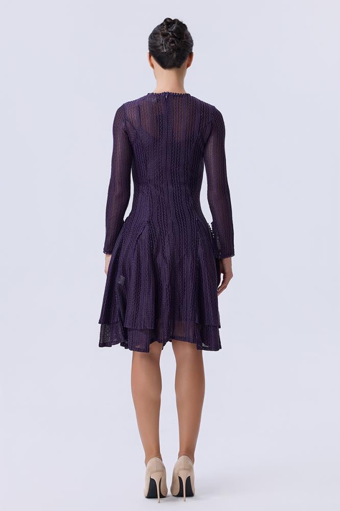 فستان دانتيل بنفسجي بأكمام طويلة