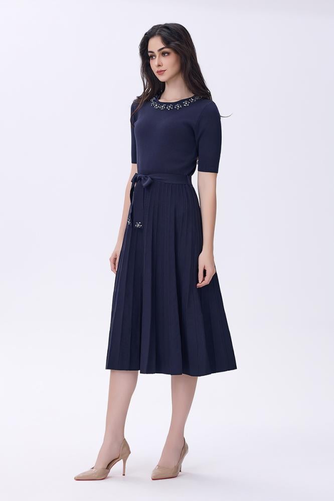 فستان أزرق غامق بكريستالات أنيقة وربطة خصر