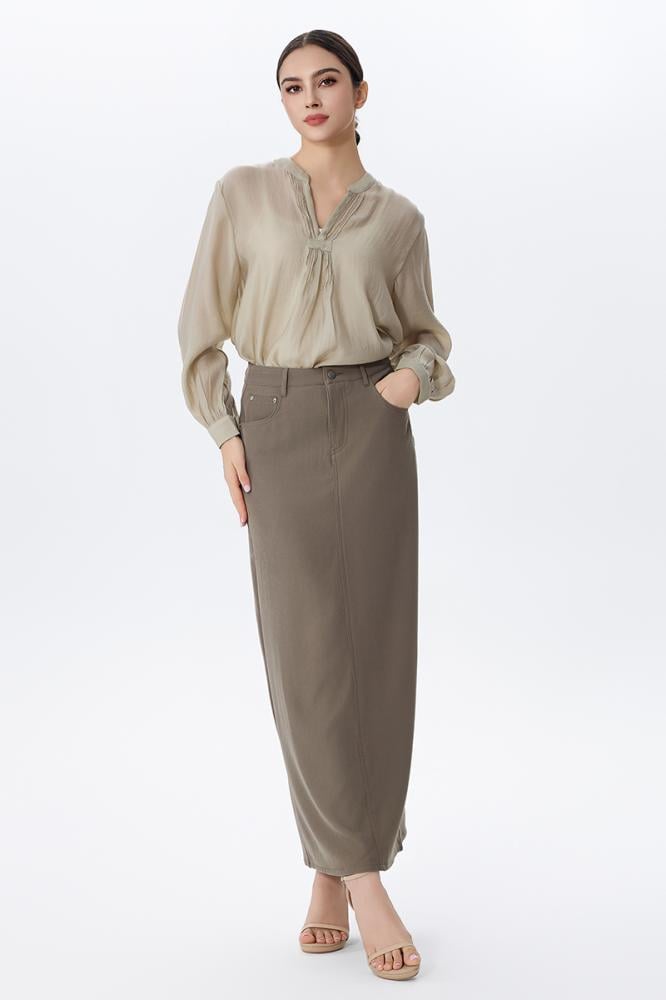 بلوزة بياقة مفتوحة بلون بيج