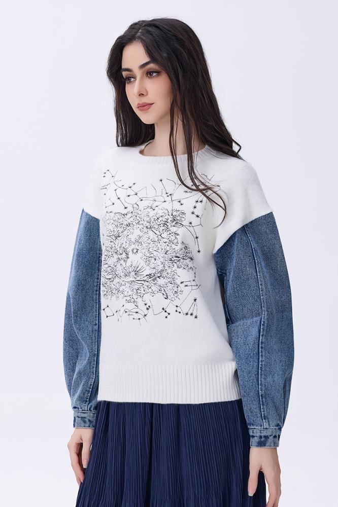 بلوزة شتوية بيضاء بأكمام دنيم وتطريز أسود