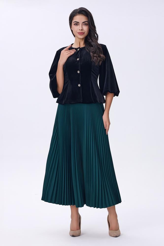 بلوزة مخملية سوداء بأزرار فاخرة