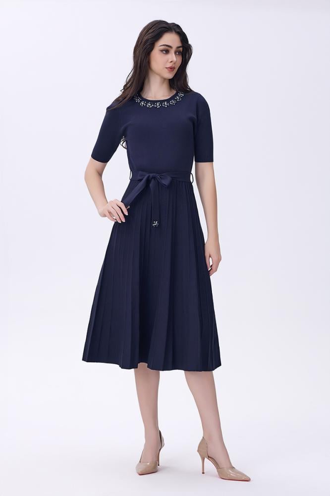 فستان أزرق غامق بكريستالات أنيقة وربطة خصر