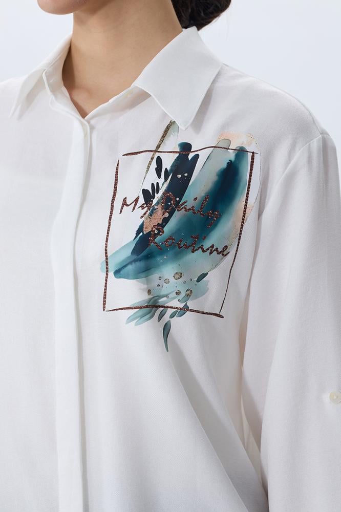 بلوزة بيضاء بجيـب مطبوع