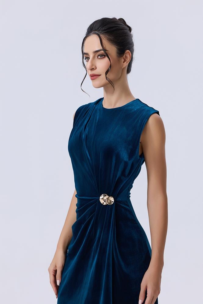 فستان مخملي أزرق باكسسوار معدني