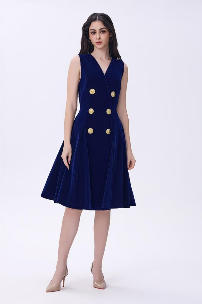 فستان كحلي مخملي بدون أكمام بأزرار ذهبية مزدوجة