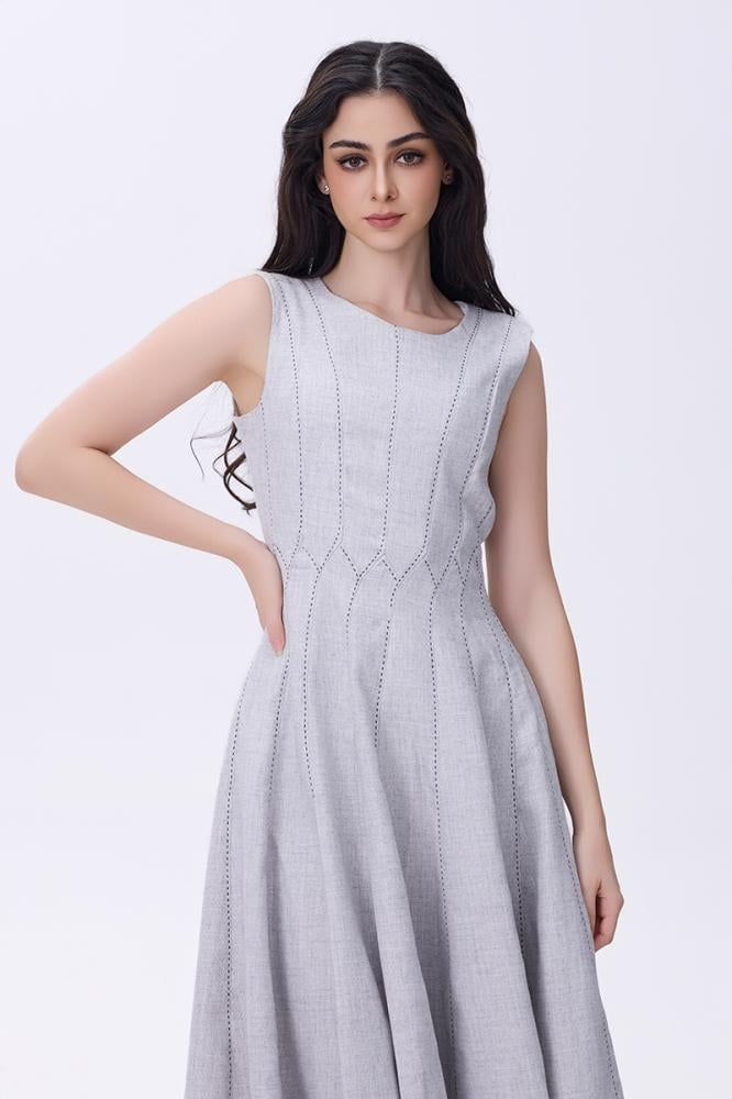 فستان رمادي بدون أكمام بقصة ميدي أنيقة