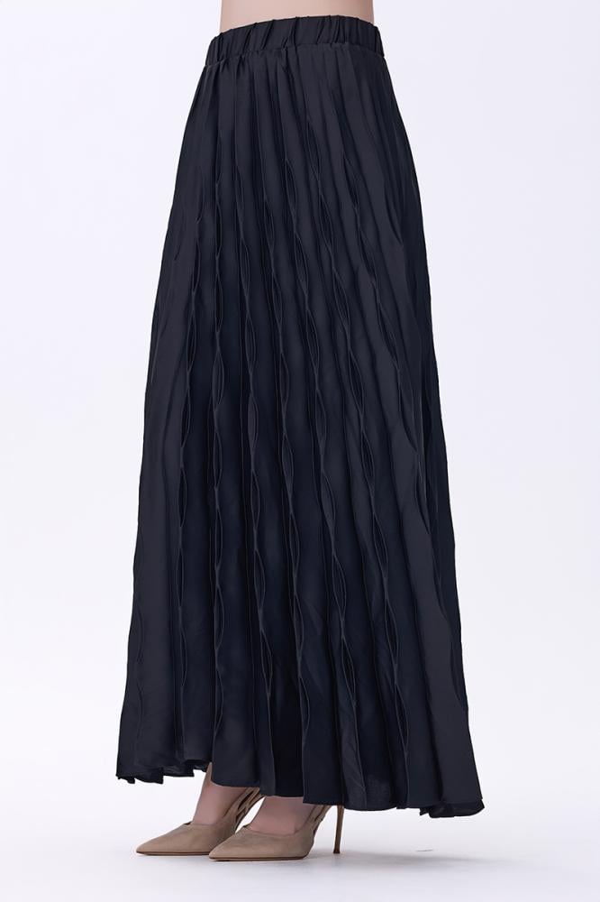 تنورة سوداء بتصميم مجعّد انسيابي