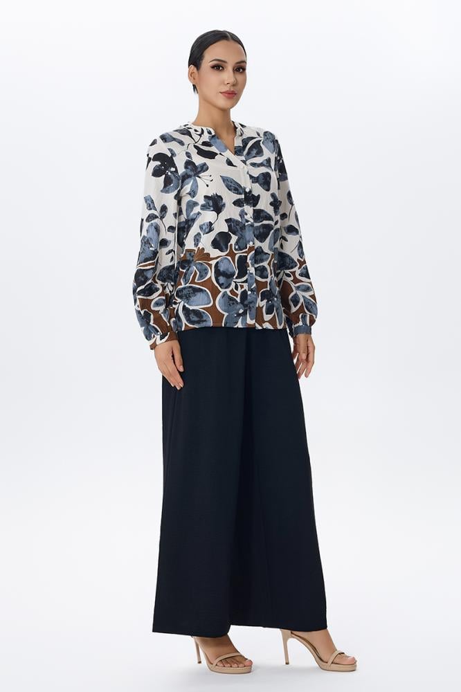 بلوزة بطبعة الورد الأزرق