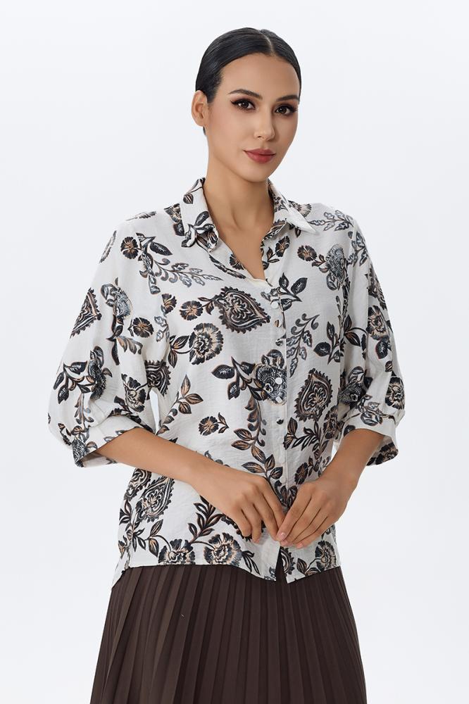 بلوزة بطبعة زخرفية أنيقة