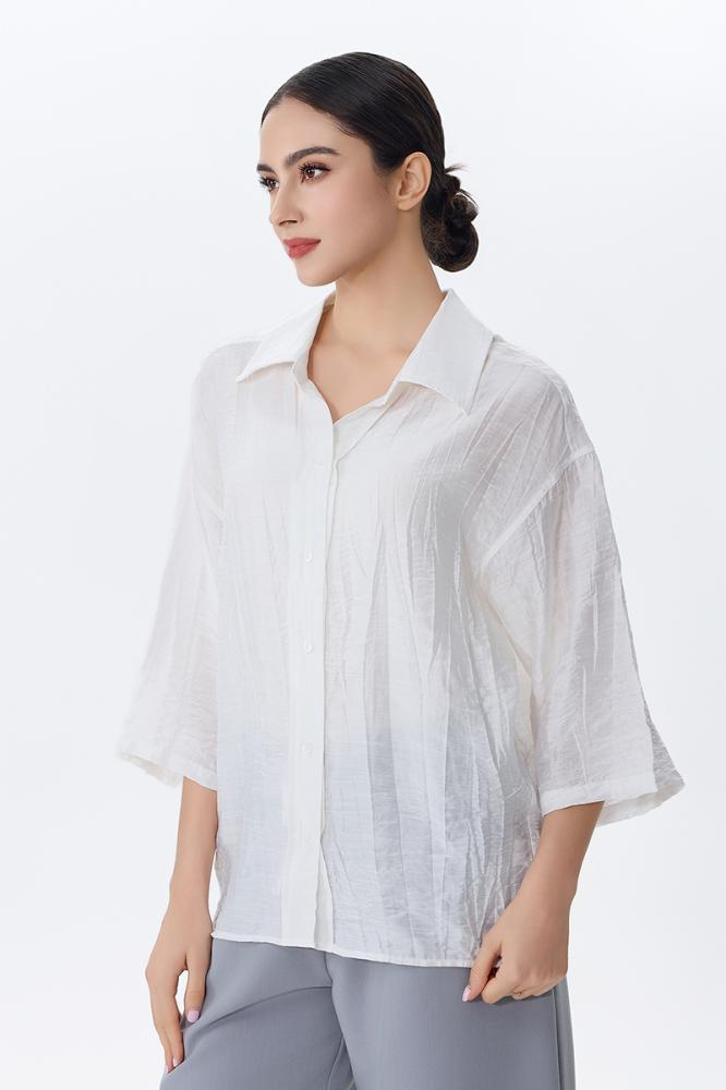بلوزة بلون أبيض وأكمام واسعة