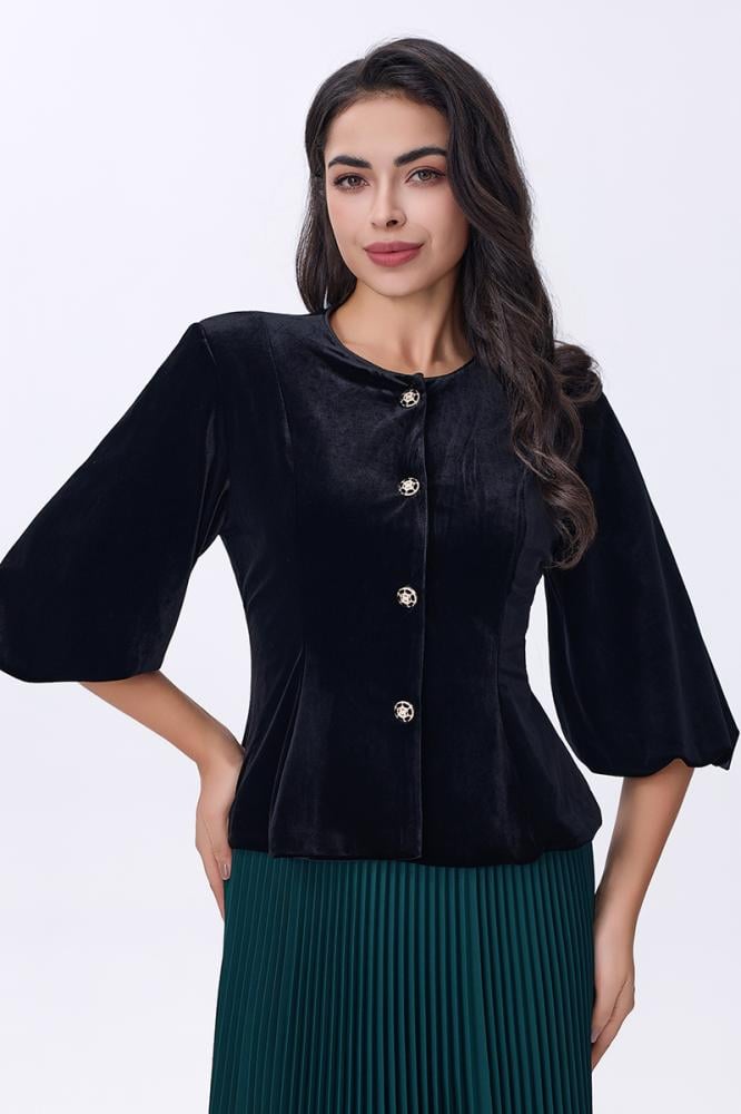 بلوزة مخملية سوداء بأزرار فاخرة