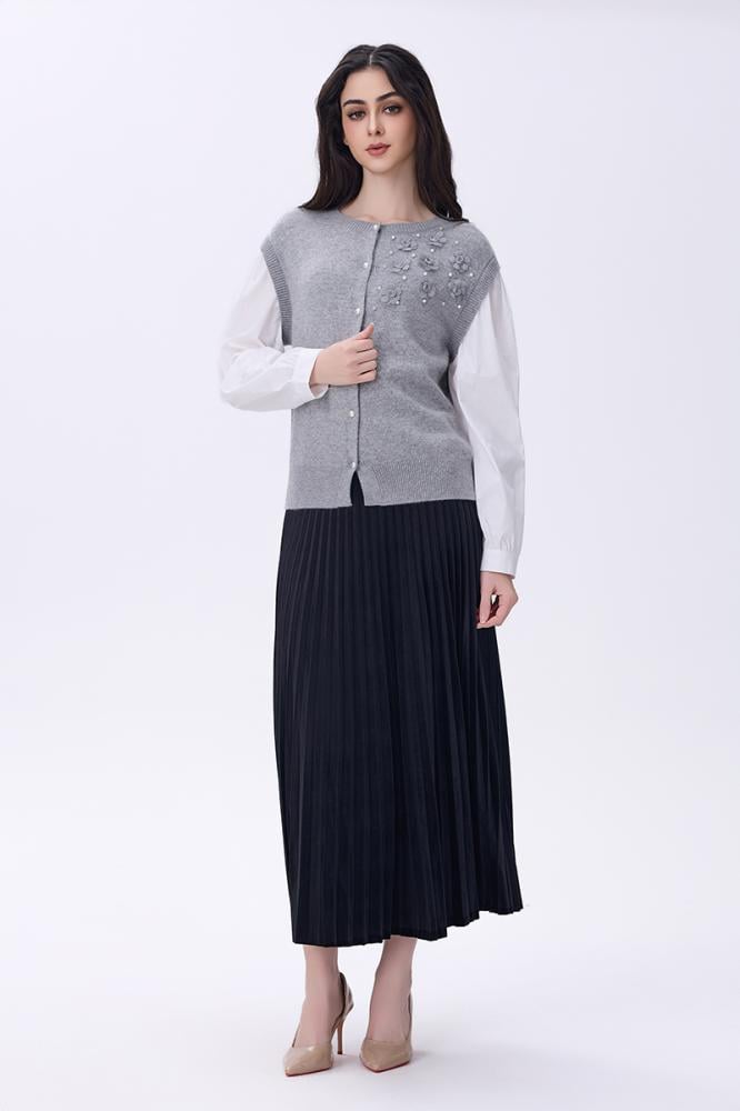 بلوزة رمادية وأكمام بيضاء بتطريز لؤلؤ وزهور ناعمة