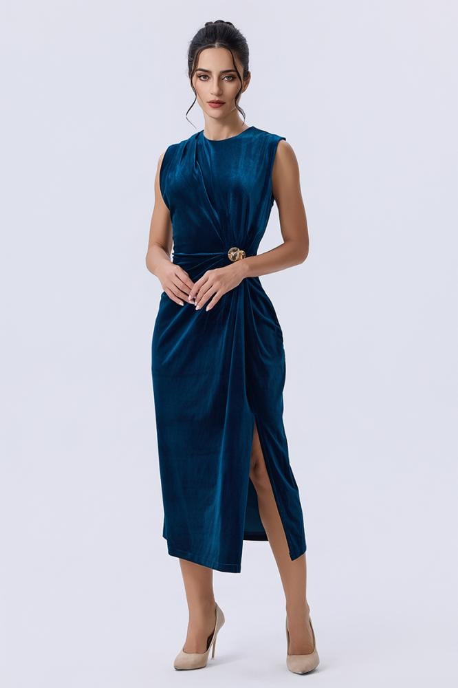 فستان مخملي أزرق باكسسوار معدني