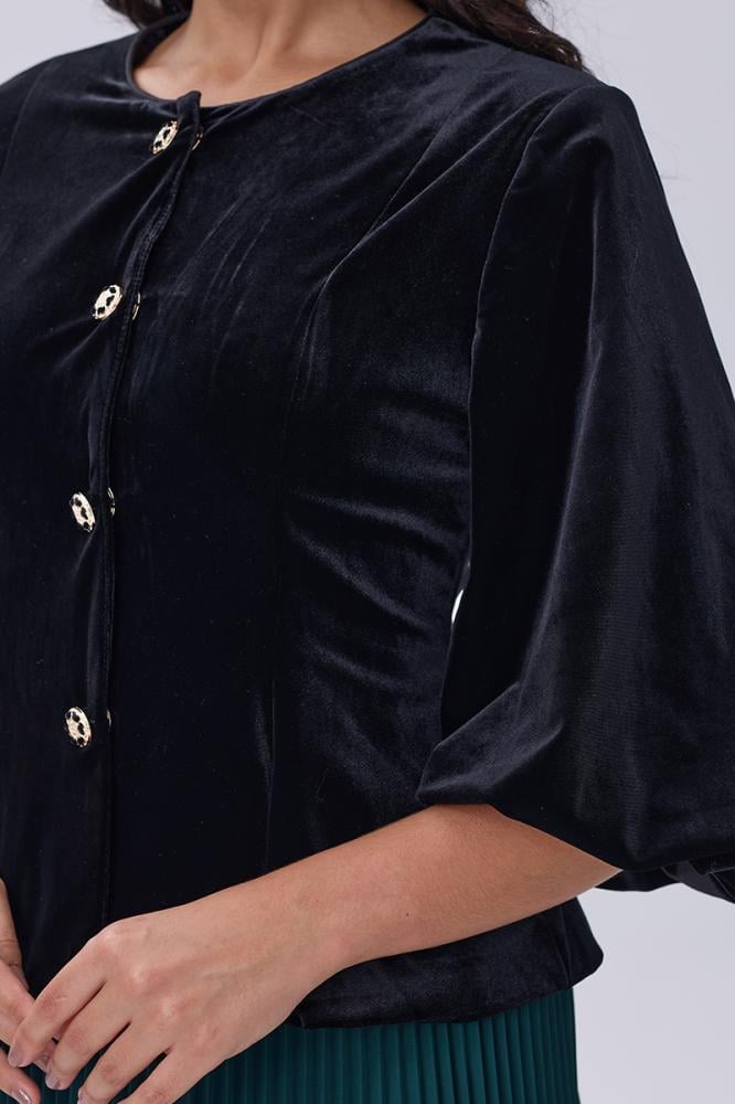 بلوزة مخملية سوداء بأزرار فاخرة