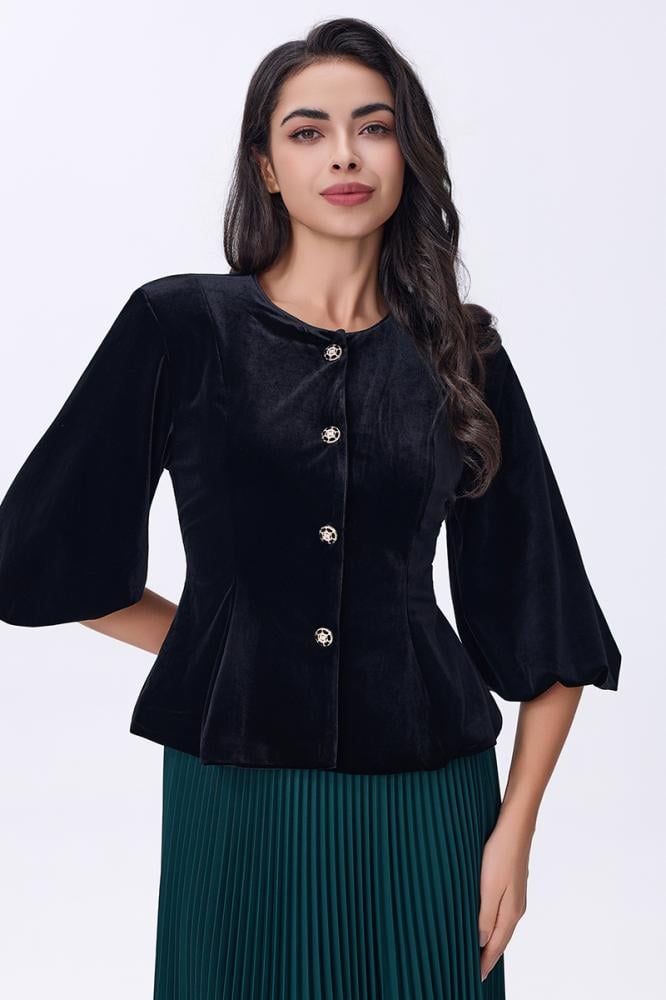 بلوزة مخملية سوداء بأزرار فاخرة